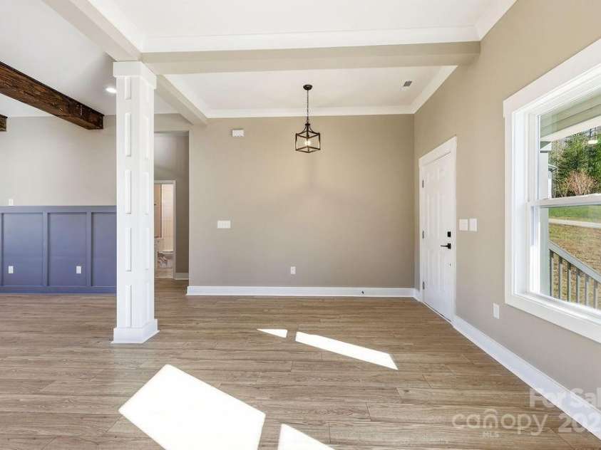 79 Crystal Mountain Drive, Hendersonville, NC 28739.  MLS# CAR4326077, YatesRealty ID 1074. 