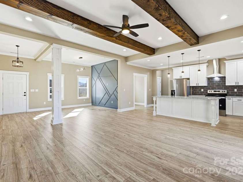 79 Crystal Mountain Drive, Hendersonville, NC 28739.  MLS# CAR4326077, YatesRealty ID 1074. 