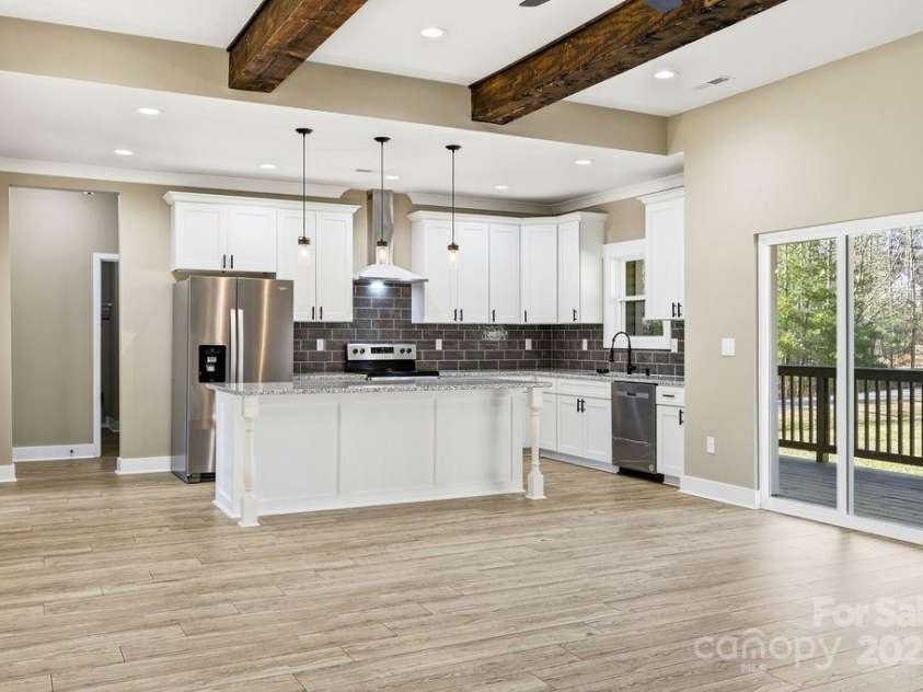 79 Crystal Mountain Drive, Hendersonville, NC 28739.  MLS# CAR4326077, YatesRealty ID 1074. 