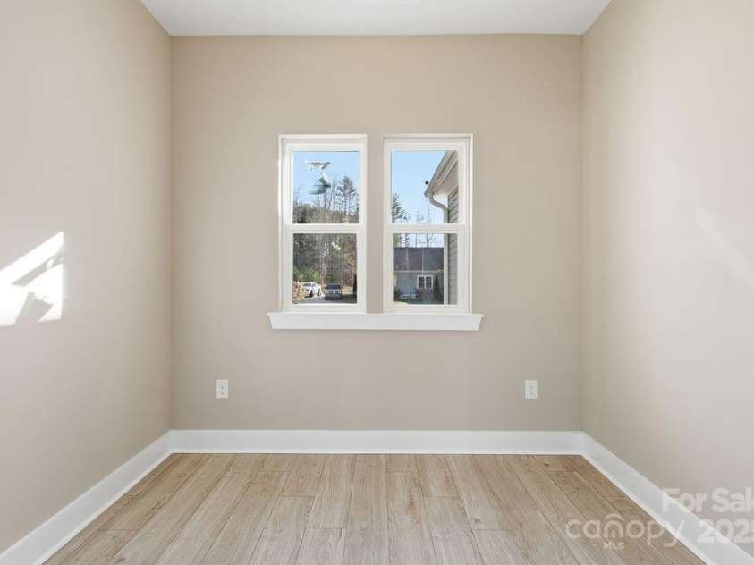 79 Crystal Mountain Drive, Hendersonville, NC 28739.  MLS# CAR4326077, YatesRealty ID 1074. 