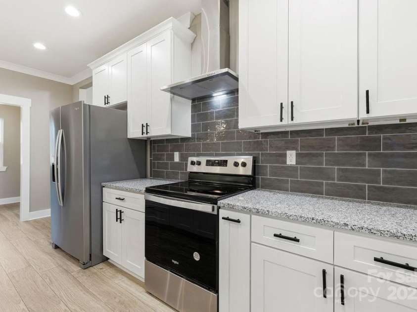 79 Crystal Mountain Drive, Hendersonville, NC 28739.  MLS# CAR4326077, YatesRealty ID 1074. 