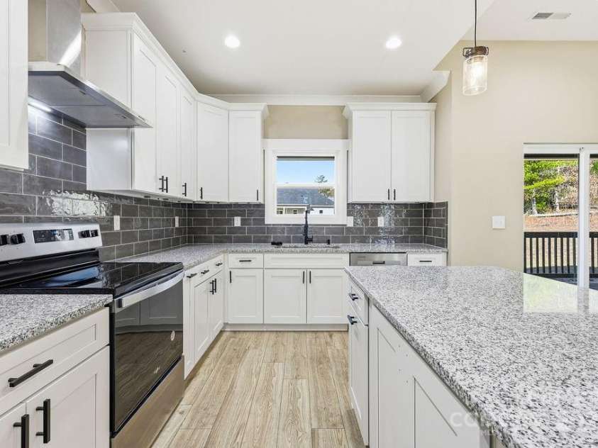 79 Crystal Mountain Drive, Hendersonville, NC 28739.  MLS# CAR4326077, YatesRealty ID 1074. 