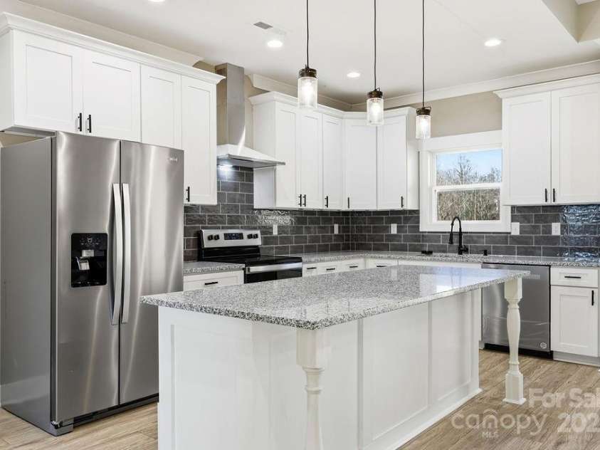 79 Crystal Mountain Drive, Hendersonville, NC 28739.  MLS# CAR4326077, YatesRealty ID 1074. 