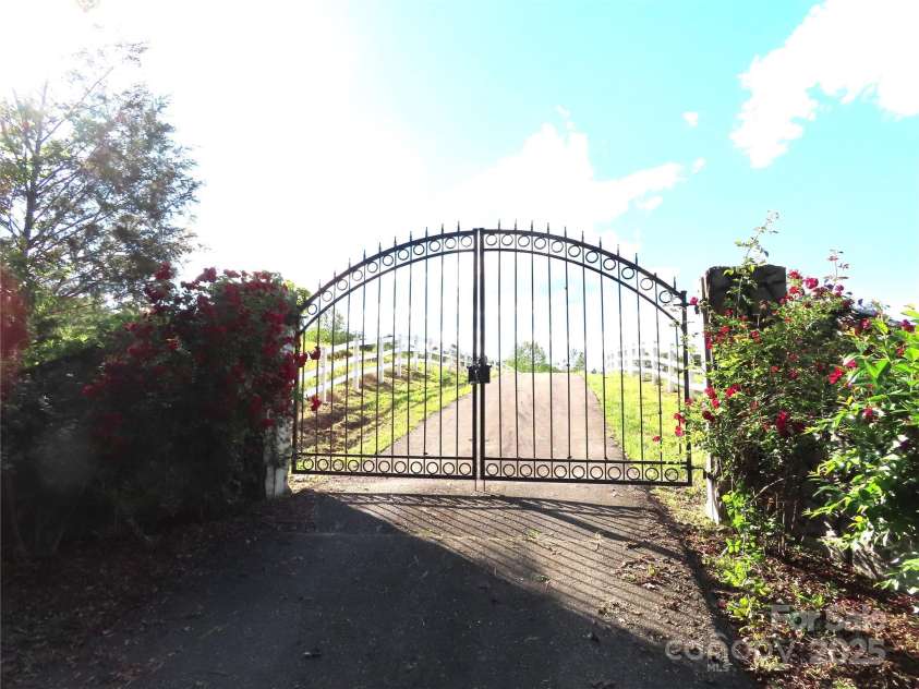 2530 Sharon Road, York, SC 2745.  MLS# CAR4254461, YatesRealty ID 10740. 