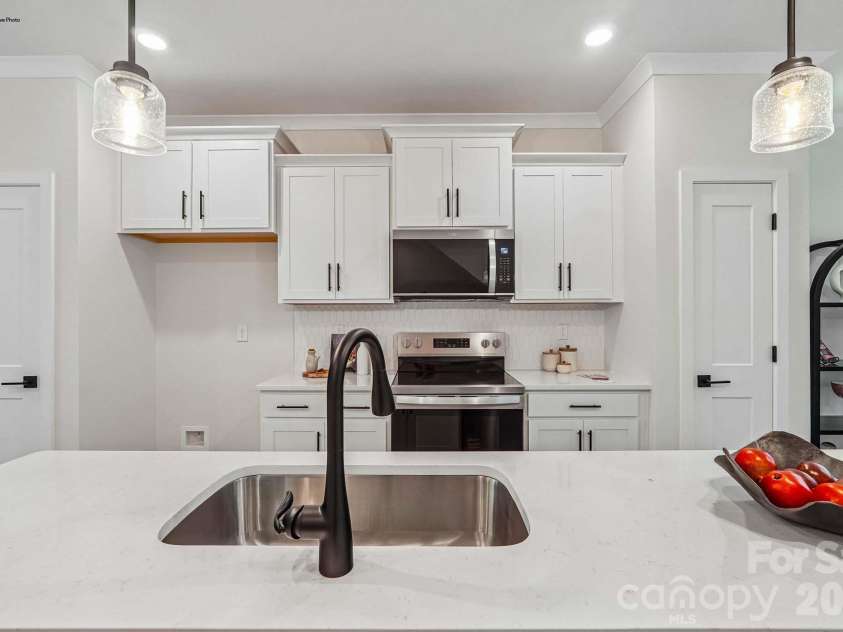 715 Silvertree Way, Charlotte, NC 28205.  MLS# CAR4337256, YatesRealty ID 10740. 