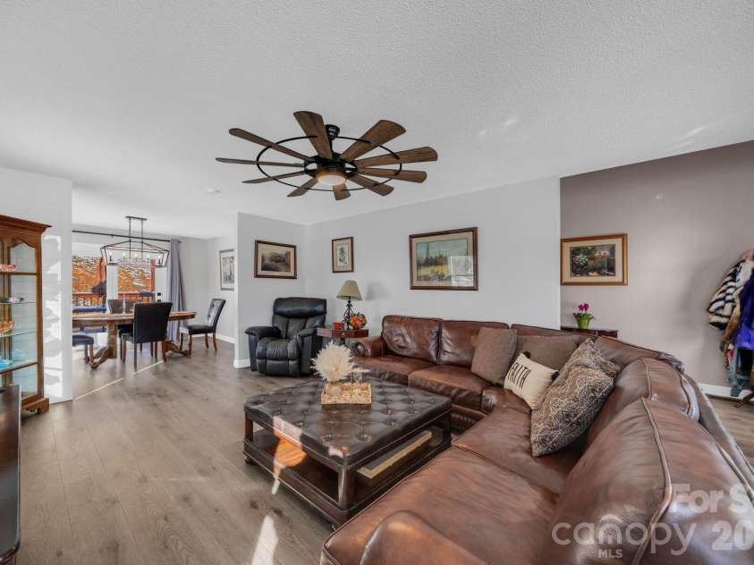 2581 Double Island Road, Burnsville, NC 28740.  MLS# CAR4320527, YatesRealty ID 10747. Living Room