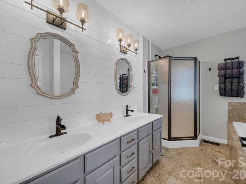 2581 Double Island Road, Burnsville, NC 28740.  MLS# CAR4320527, YatesRealty ID 10747. Master Bath