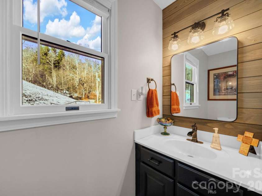 2581 Double Island Road, Burnsville, NC 28740.  MLS# CAR4320527, YatesRealty ID 10747. Upstairs bathroom