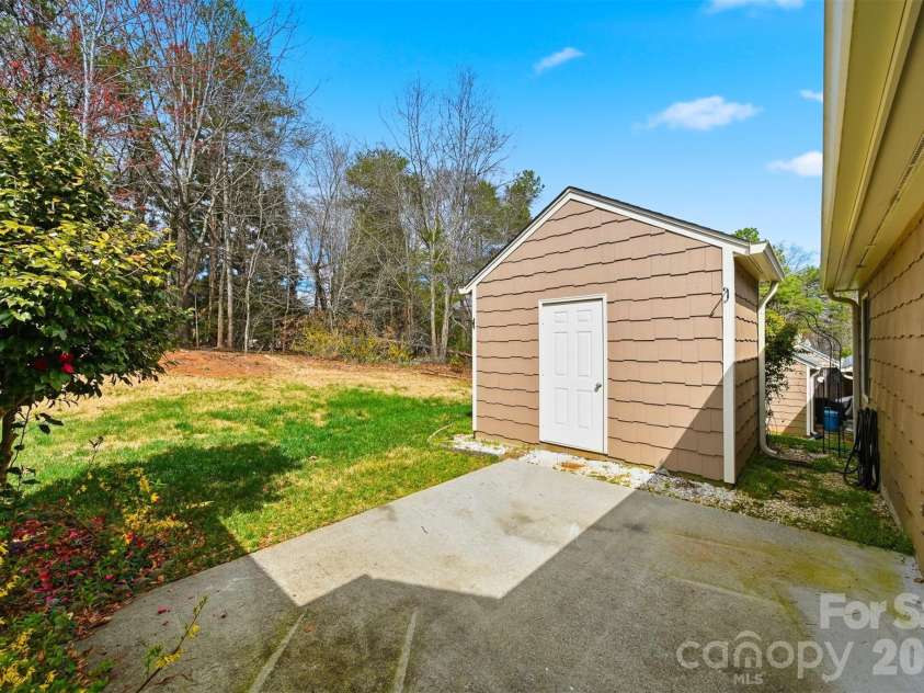 154 39th Avenue Court, Hickory, NC 28601.  MLS# CAR4357116, YatesRealty ID 10754. 