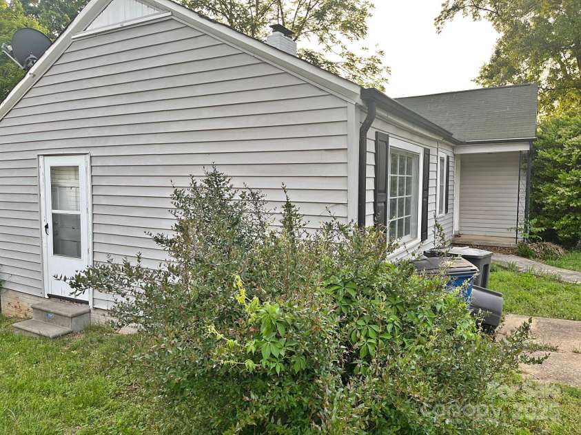 520 Margaret Drive, Statesville, NC 28677.  MLS# CAR4255687, YatesRealty ID 10754. 
