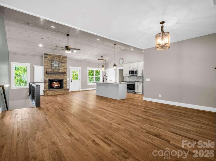 38 Scenic View Drive, Hendersonville, NC 28792.  MLS# CAR4357881, YatesRealty ID 10755. 