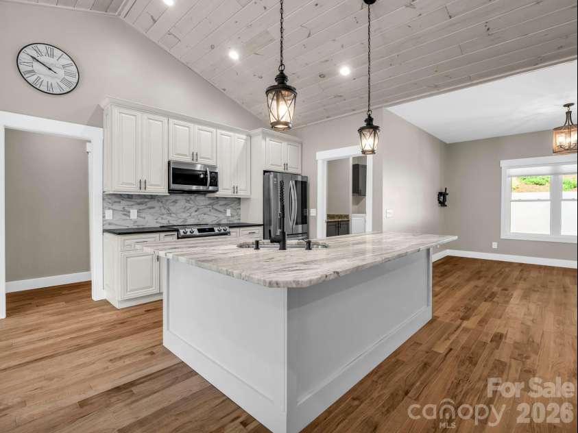 38 Scenic View Drive, Hendersonville, NC 28792.  MLS# CAR4357881, YatesRealty ID 10755. 