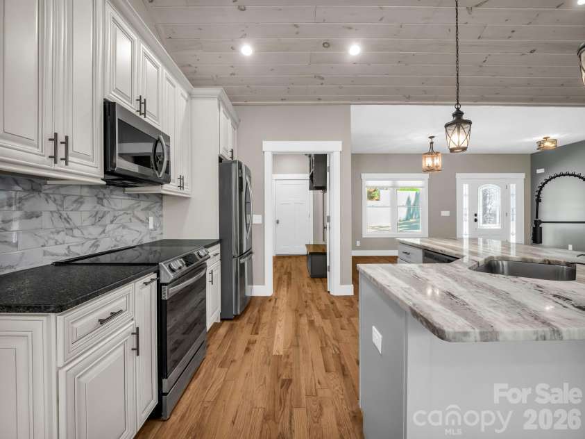 38 Scenic View Drive, Hendersonville, NC 28792.  MLS# CAR4357881, YatesRealty ID 10755. 