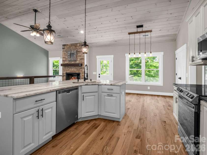 38 Scenic View Drive, Hendersonville, NC 28792.  MLS# CAR4357881, YatesRealty ID 10755. 