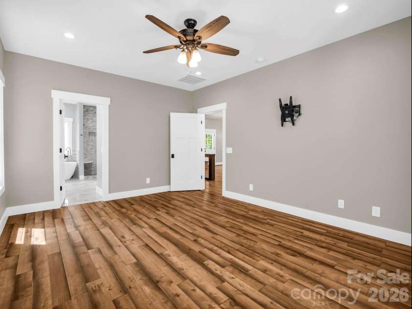 38 Scenic View Drive, Hendersonville, NC 28792.  MLS# CAR4357881, YatesRealty ID 10755. 