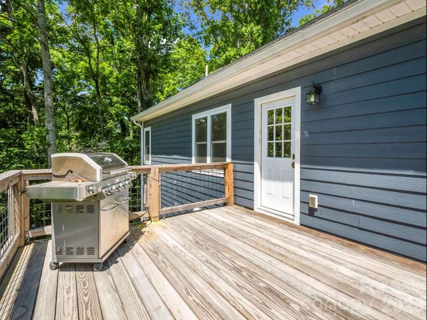 38 Scenic View Drive, Hendersonville, NC 28792.  MLS# CAR4357881, YatesRealty ID 10755. 