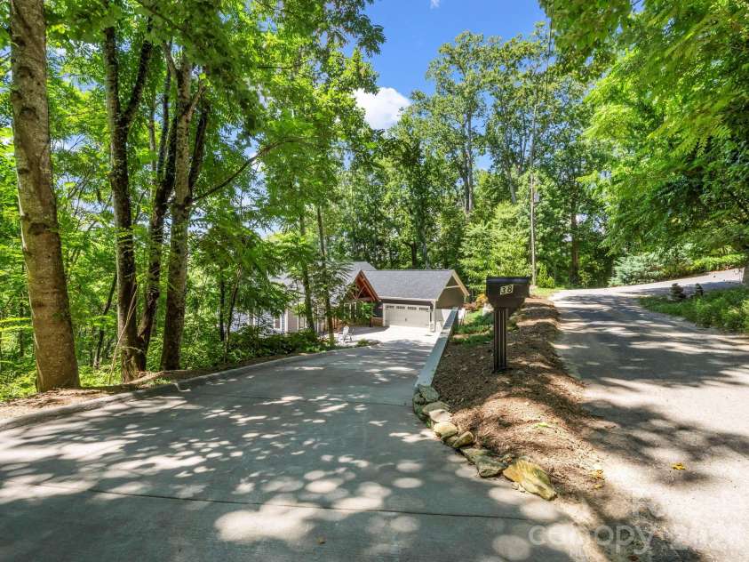 38 Scenic View Drive, Hendersonville, NC 28792.  MLS# CAR4357881, YatesRealty ID 10755. 