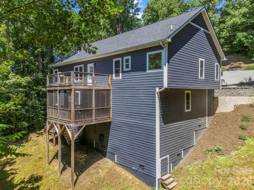 38 Scenic View Drive, Hendersonville, NC 28792.  MLS# CAR4357881, YatesRealty ID 10755. 
