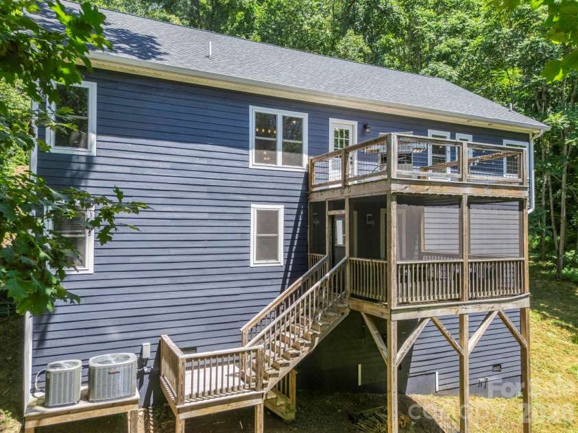 38 Scenic View Drive, Hendersonville, NC 28792.  MLS# CAR4357881, YatesRealty ID 10755. 