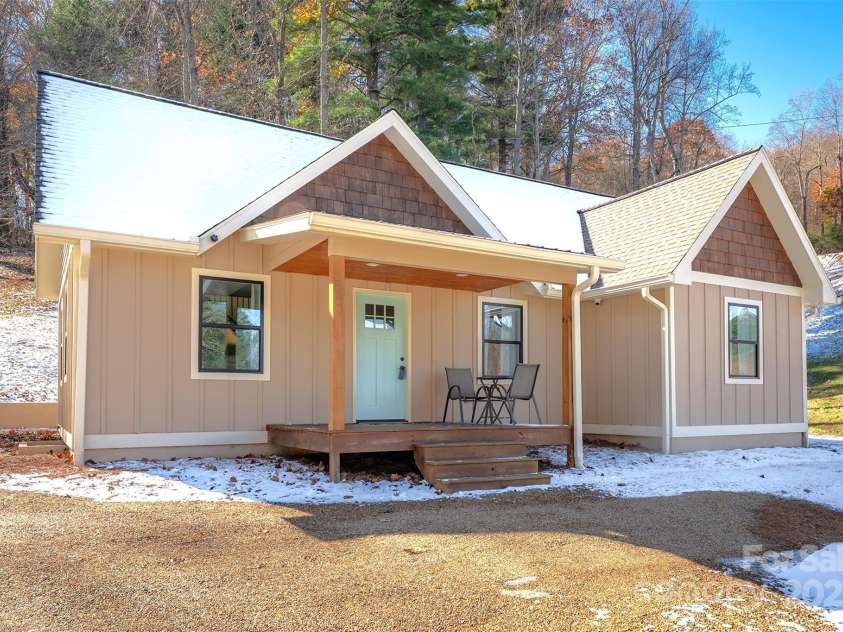 15 Eaglebear Drive, Asheville, NC 28806.  MLS# CAR4321295, YatesRealty ID 10756. 