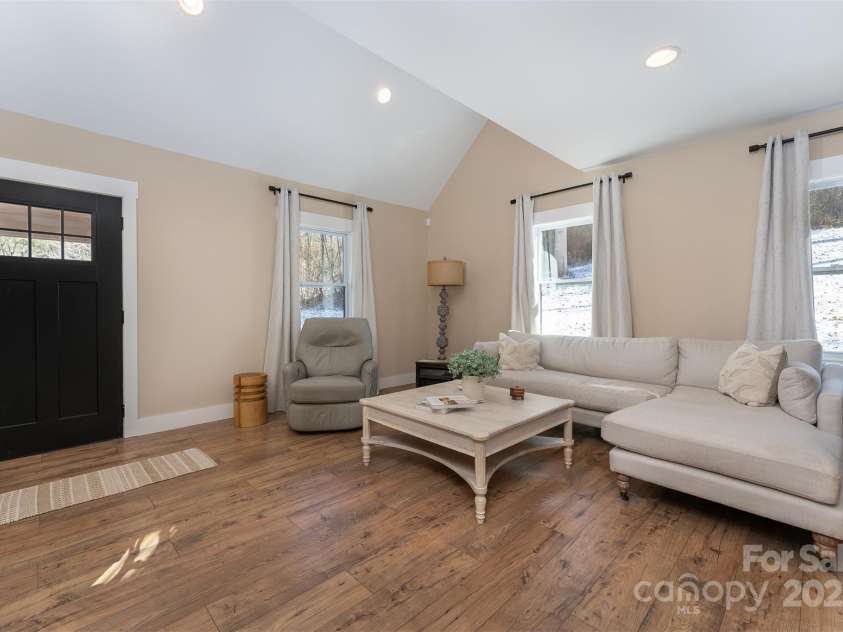 15 Eaglebear Drive, Asheville, NC 28806.  MLS# CAR4321295, YatesRealty ID 10756. 