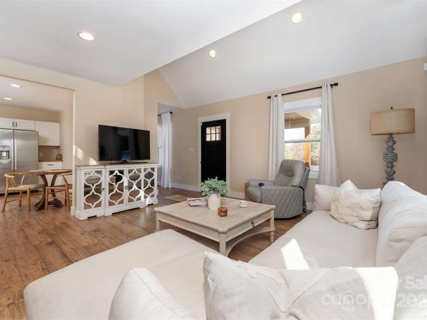 15 Eaglebear Drive, Asheville, NC 28806.  MLS# CAR4321295, YatesRealty ID 10756. 