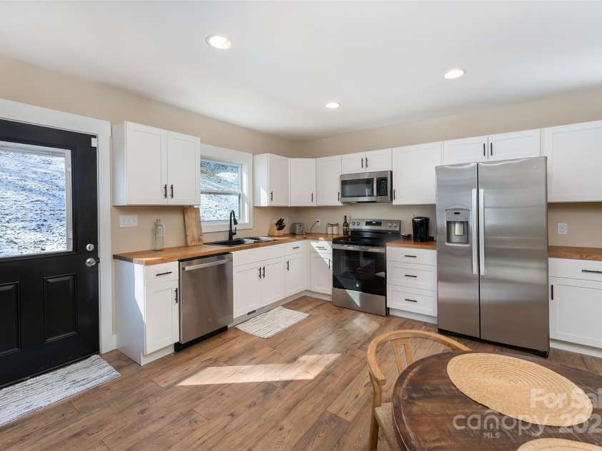 15 Eaglebear Drive, Asheville, NC 28806.  MLS# CAR4321295, YatesRealty ID 10756. 