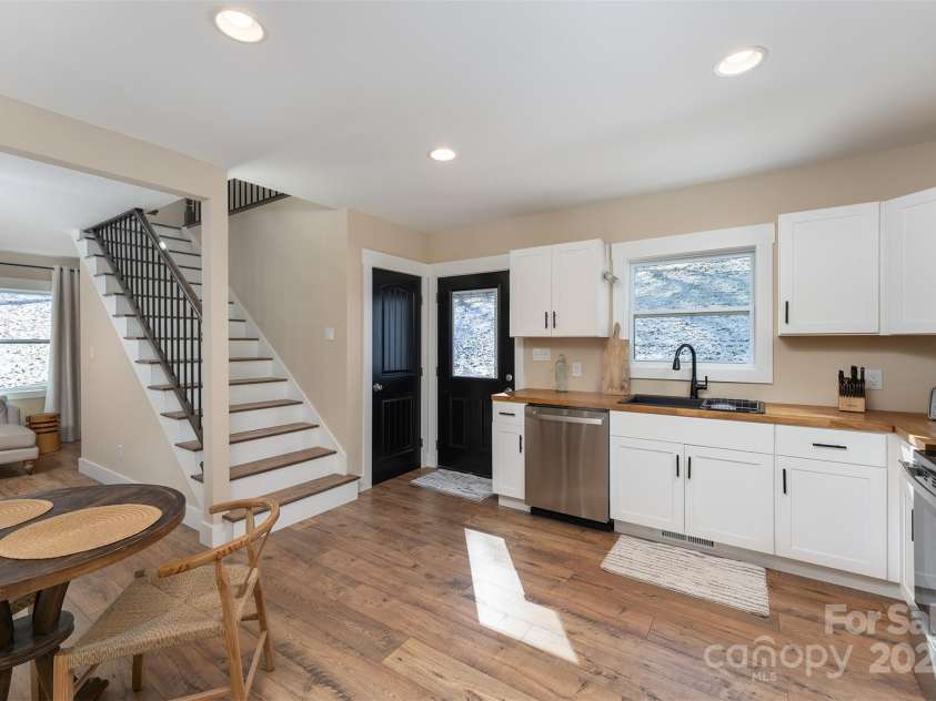 15 Eaglebear Drive, Asheville, NC 28806.  MLS# CAR4321295, YatesRealty ID 10756. 