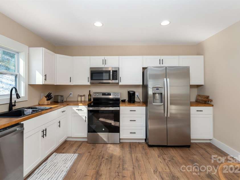 15 Eaglebear Drive, Asheville, NC 28806.  MLS# CAR4321295, YatesRealty ID 10756. 