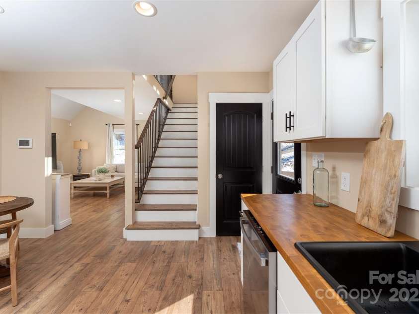 15 Eaglebear Drive, Asheville, NC 28806.  MLS# CAR4321295, YatesRealty ID 10756. 