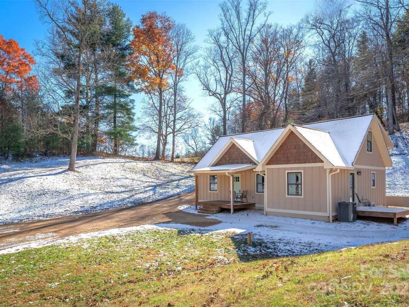 15 Eaglebear Drive, Asheville, NC 28806.  MLS# CAR4321295, YatesRealty ID 10756. 