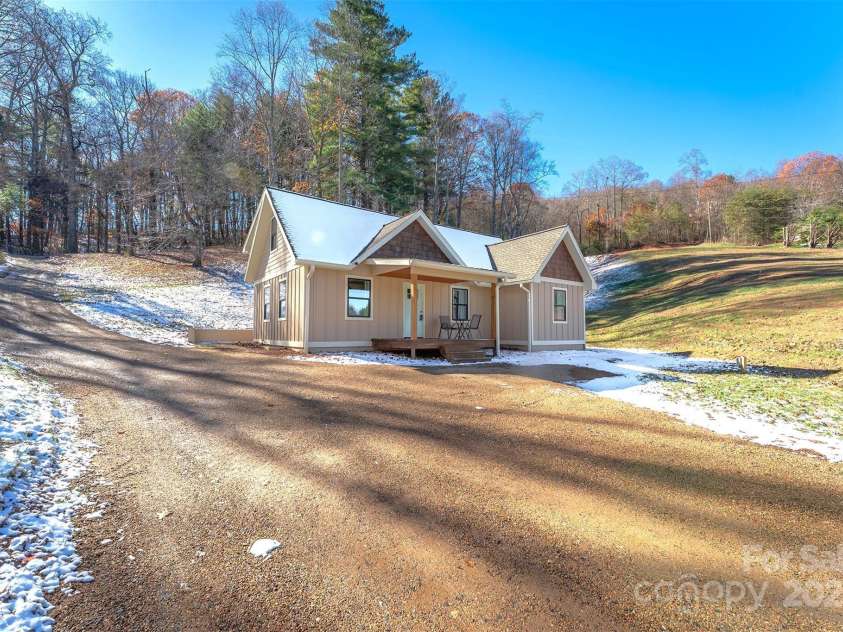 15 Eaglebear Drive, Asheville, NC 28806.  MLS# CAR4321295, YatesRealty ID 10756. 