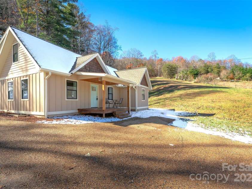 15 Eaglebear Drive, Asheville, NC 28806.  MLS# CAR4321295, YatesRealty ID 10756. 