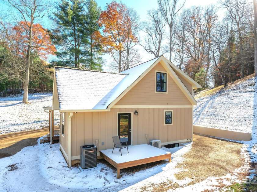 15 Eaglebear Drive, Asheville, NC 28806.  MLS# CAR4321295, YatesRealty ID 10756. 