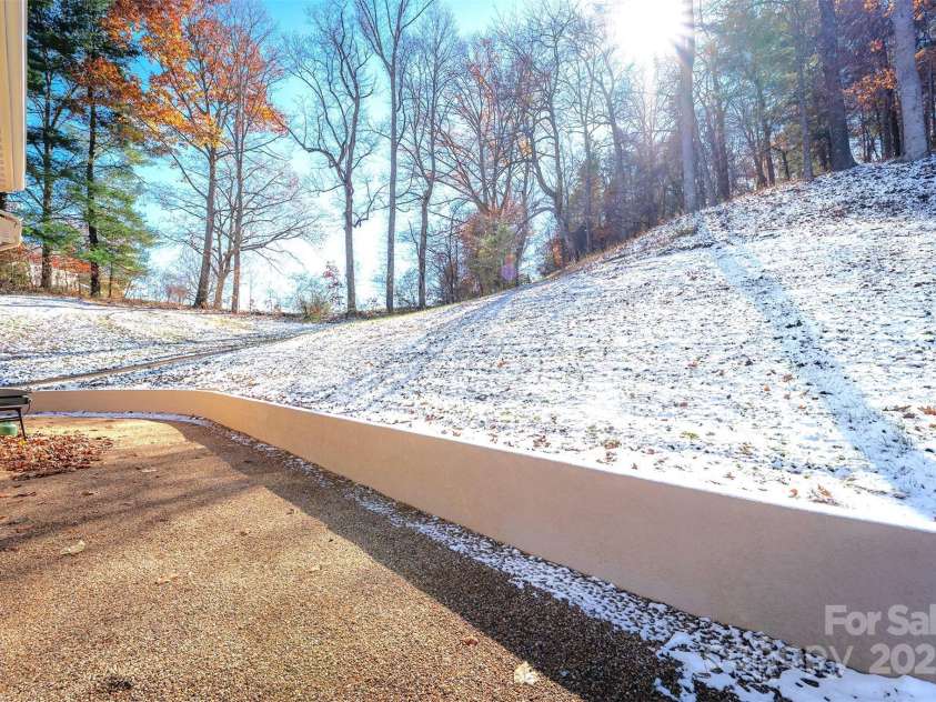 15 Eaglebear Drive, Asheville, NC 28806.  MLS# CAR4321295, YatesRealty ID 10756. 