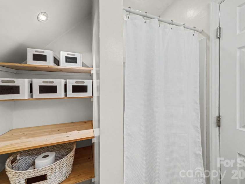 10316 Stornoway Court, Mint Hill, NC 28227.  MLS# CAR4350526, YatesRealty ID 10758. Primary Bath