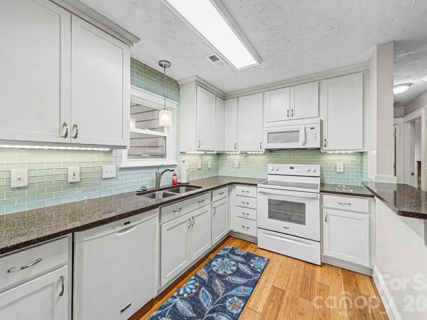 10316 Stornoway Court, Mint Hill, NC 28227.  MLS# CAR4350526, YatesRealty ID 10758. Updated kitchen.