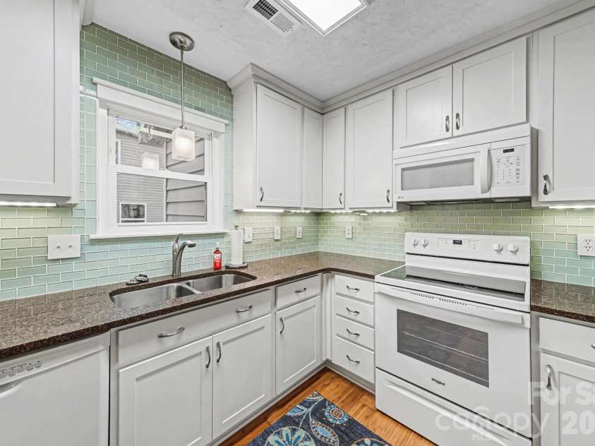 10316 Stornoway Court, Mint Hill, NC 28227.  MLS# CAR4350526, YatesRealty ID 10758. Updated kitchen.
