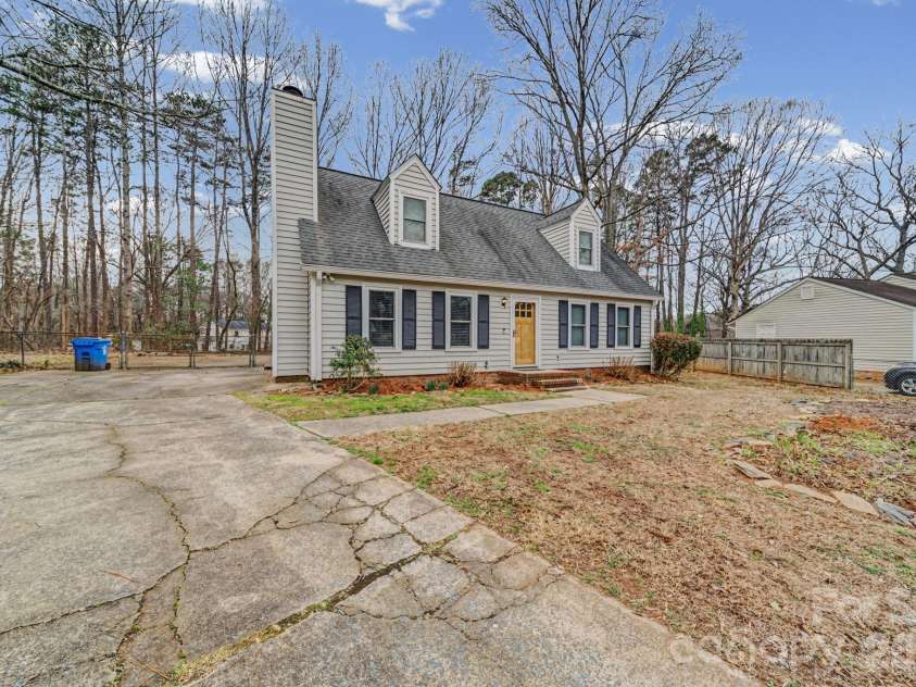 10316 Stornoway Court, Mint Hill, NC 28227.  MLS# CAR4350526, YatesRealty ID 10758. Welcome Home!