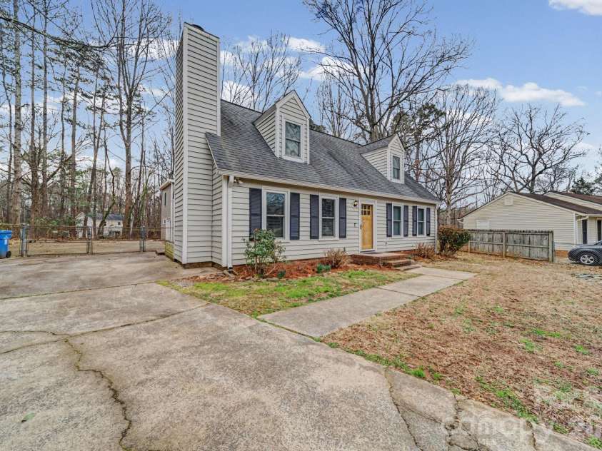 10316 Stornoway Court, Mint Hill, NC 28227.  MLS# CAR4350526, YatesRealty ID 10758. Welcome Home!