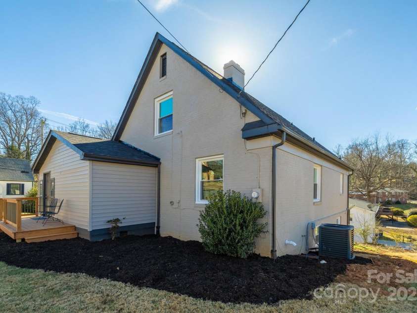 600 Collett Street, Morganton, NC 28655.  MLS# CAR4215752, YatesRealty ID 10761. 