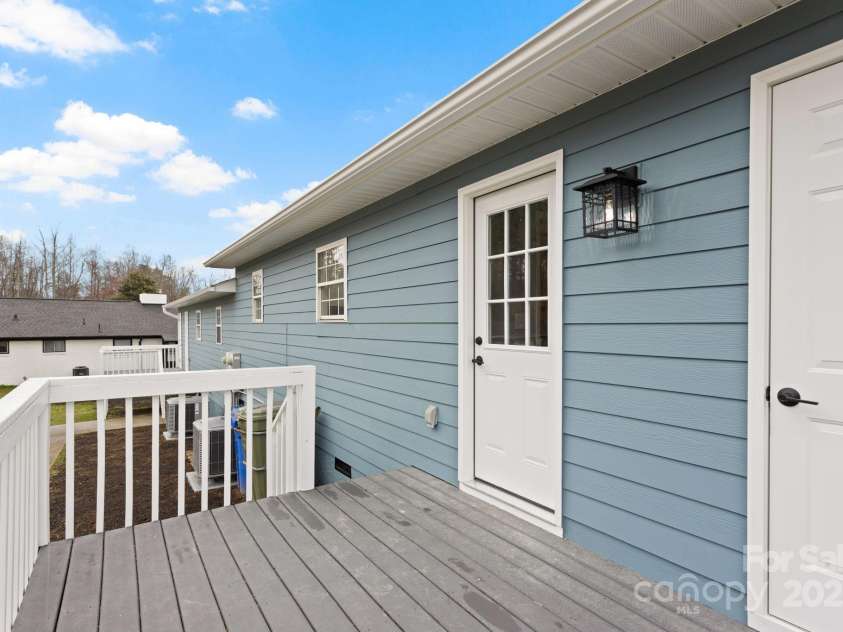 102 Justice Street, Hendersonville, NC 28739.  MLS# CAR4239318, YatesRealty ID 10763. 