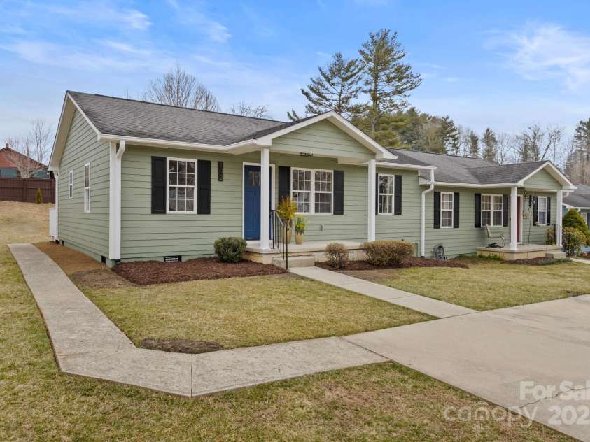 102 Justice Street, Hendersonville, NC 28739.  MLS# CAR4239318, YatesRealty ID 10763. 