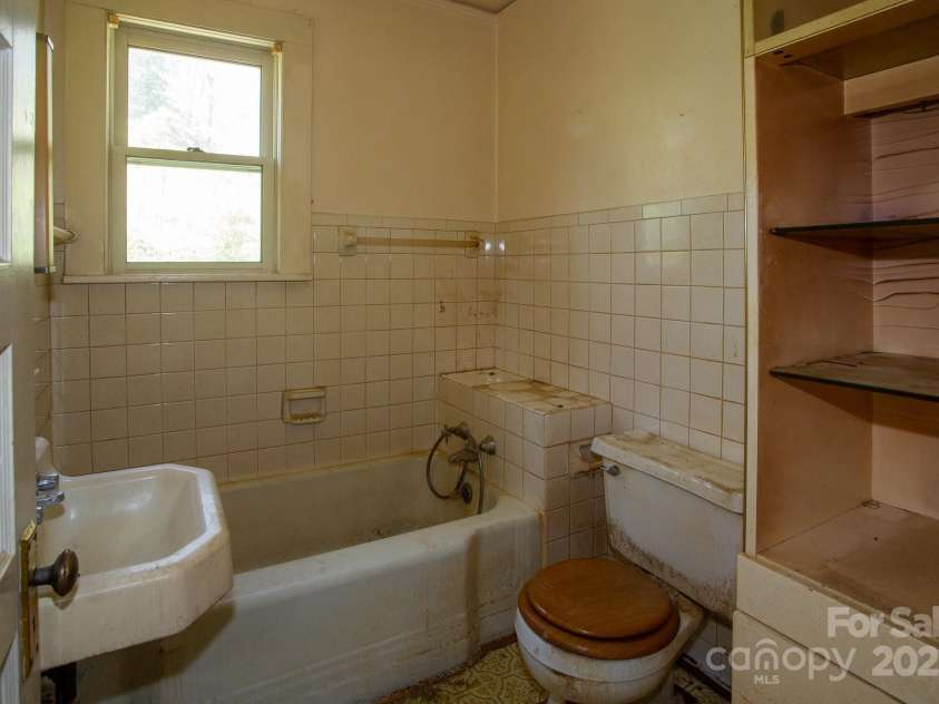 16 Terry Lane, Marion, NC 28752.  MLS# CAR4234198, YatesRealty ID 10765. 