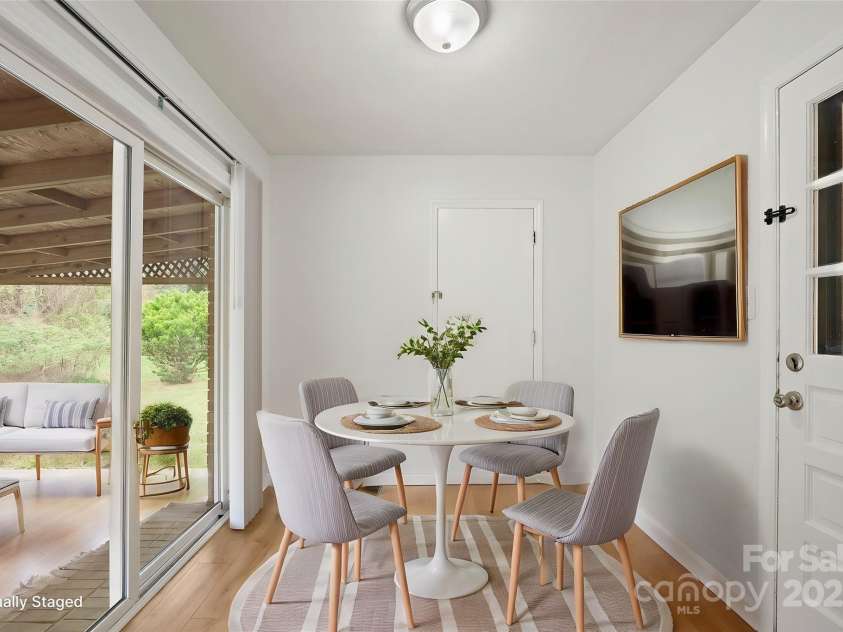 303 Windy Rush Road, Kannapolis, NC 28081.  MLS# CAR4242125, YatesRealty ID 10768. Breakfast area