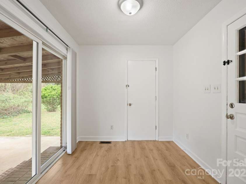 303 Windy Rush Road, Kannapolis, NC 28081.  MLS# CAR4242125, YatesRealty ID 10768. Breakfast area