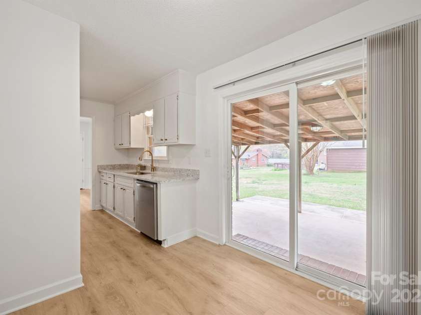 303 Windy Rush Road, Kannapolis, NC 28081.  MLS# CAR4242125, YatesRealty ID 10768. Breakfast area