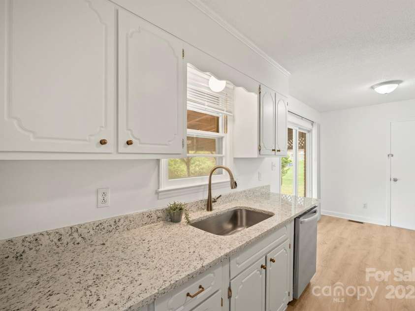 303 Windy Rush Road, Kannapolis, NC 28081.  MLS# CAR4242125, YatesRealty ID 10768. Kitchen