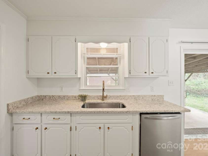 303 Windy Rush Road, Kannapolis, NC 28081.  MLS# CAR4242125, YatesRealty ID 10768. Kitchen