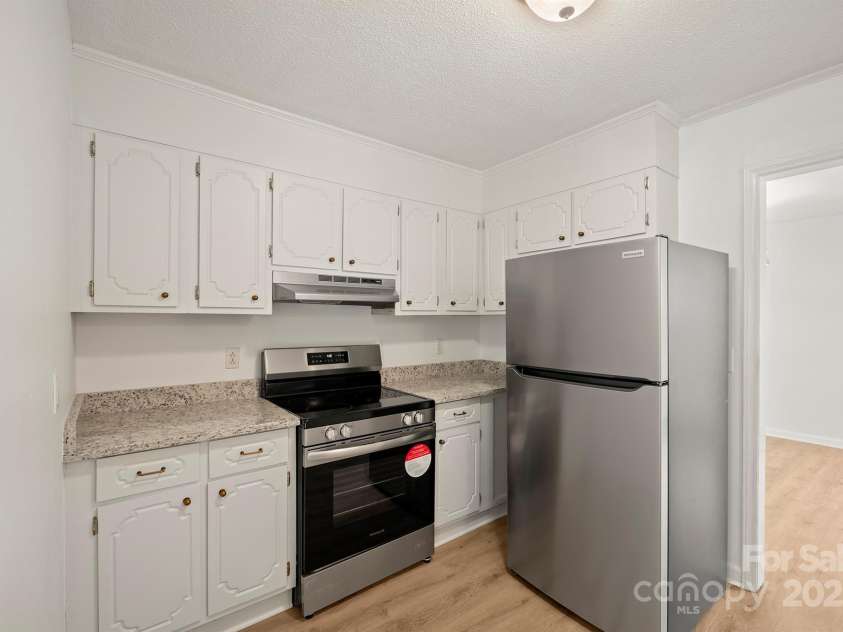 303 Windy Rush Road, Kannapolis, NC 28081.  MLS# CAR4242125, YatesRealty ID 10768. Kitchen
